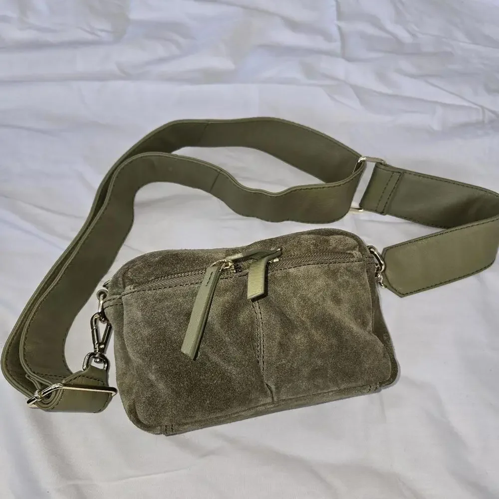 ASOS DESIGN suede multi pocket camera crossbody bag in khaki-Green - Picture 2 of 8